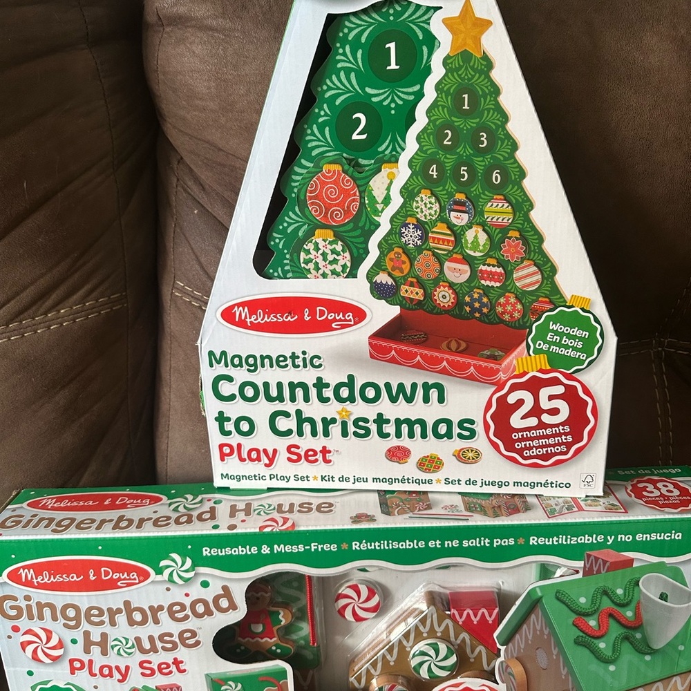 Melissa & Doug Magnetic Countdown to Christmas Play Set - Green and Red